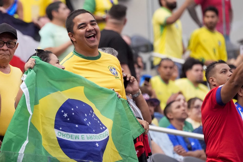 Kisah Socrates: Legenda Brasil yang Hanya Bermain 12 Menit di Inggris Kisah Socrates: Legenda Brasil yang Hanya Bermain 12 Menit di Inggris