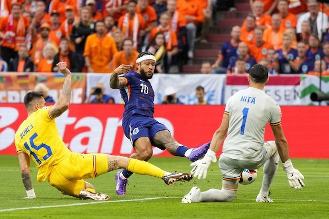 Penyerang: Depay Acak-acak Pertahanan Lawan Penyerang: Depay Acak-acak Pertahanan Lawan