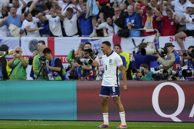 Alexander-Arnold Jadi Algojo Penentu Alexander-Arnold Jadi Algojo Penentu