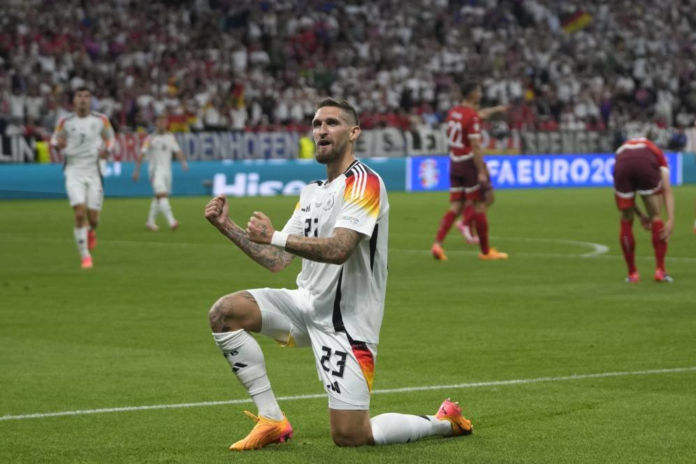 Jelang Lawan Spanyol, Gelandang Jerman Ini Ubah Warna Rambut Jadi Pink Jelang Lawan Spanyol, Gelandang Jerman Ini Ubah Warna Rambut Jadi Pink