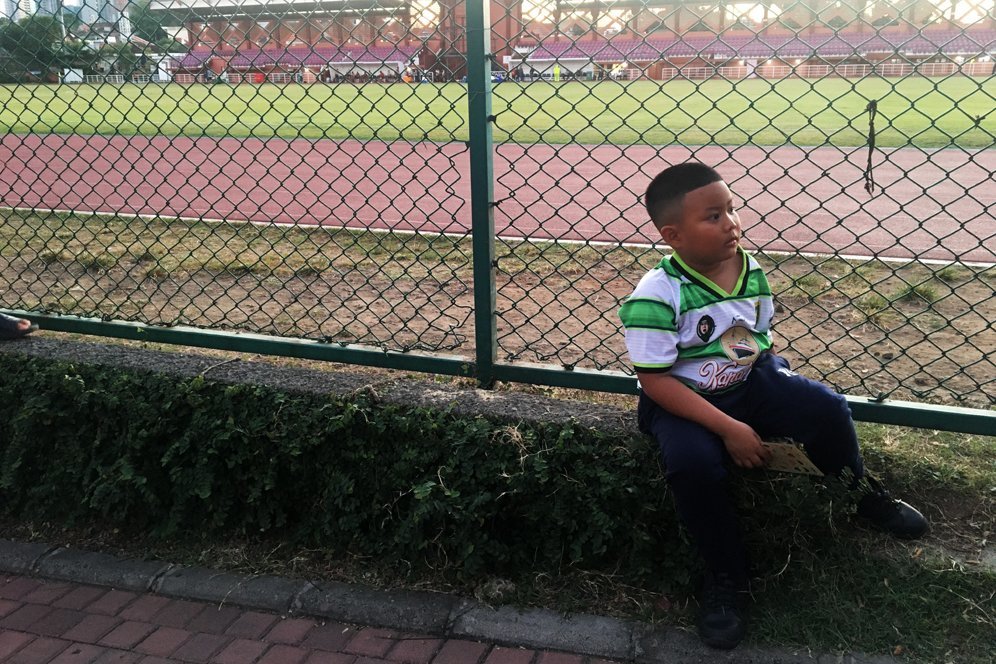 Cerita Para Bocil Pemburu Tanda Tangan Pemain Timnas Indonesia U-19: Ada yang Sudah Spesialis Sampai Kaosnya Penuh Coretan! Cerita Para Bocil Pemburu Tanda Tangan Pemain Timnas Indonesia U-19: Ada yang Sudah Spesialis Sampai Kaosnya Penuh Coretan!