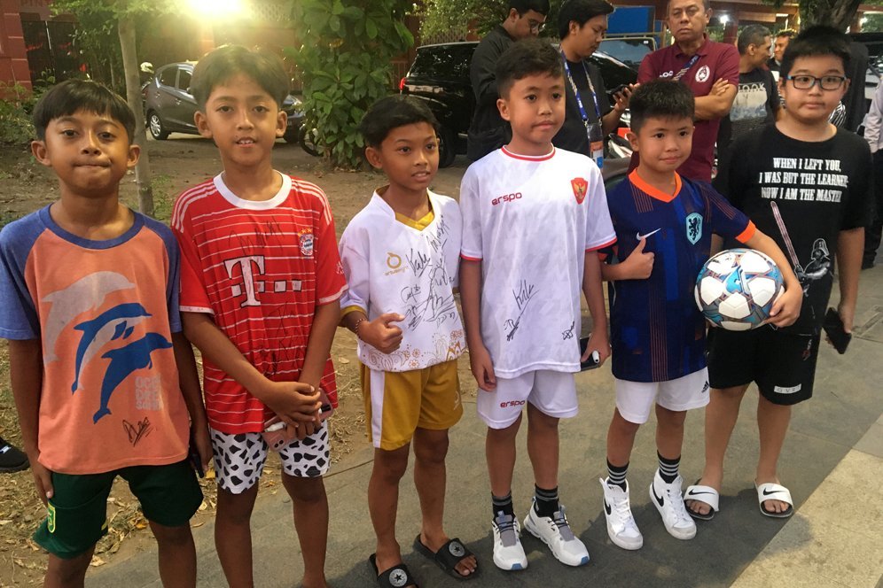 Salut! Pemain Timnas Indonesia U-19 Antusias Beri Tanda Tangan dan Foto Bareng Fans di Surabaya Salut! Pemain Timnas Indonesia U-19 Antusias Beri Tanda Tangan dan Foto Bareng Fans di Surabaya