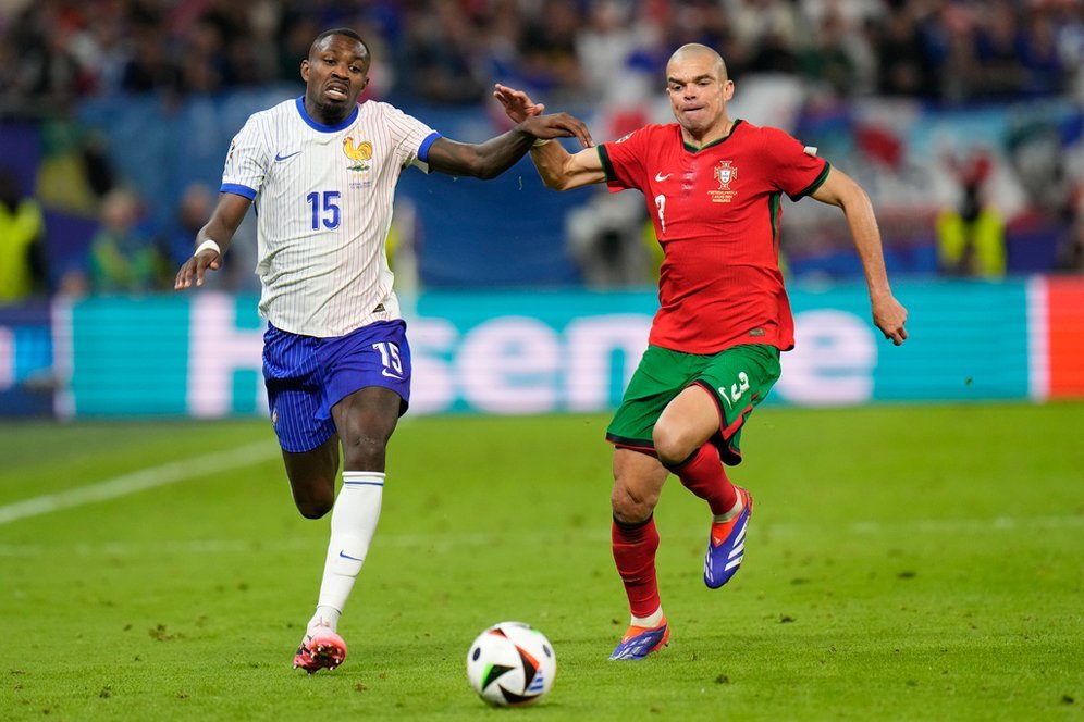 Seni Bertahan: Merayakan Tekel Seperti Pepe dan Rudiger di Euro 2024 Seni Bertahan: Merayakan Tekel Seperti Pepe dan Rudiger di Euro 2024