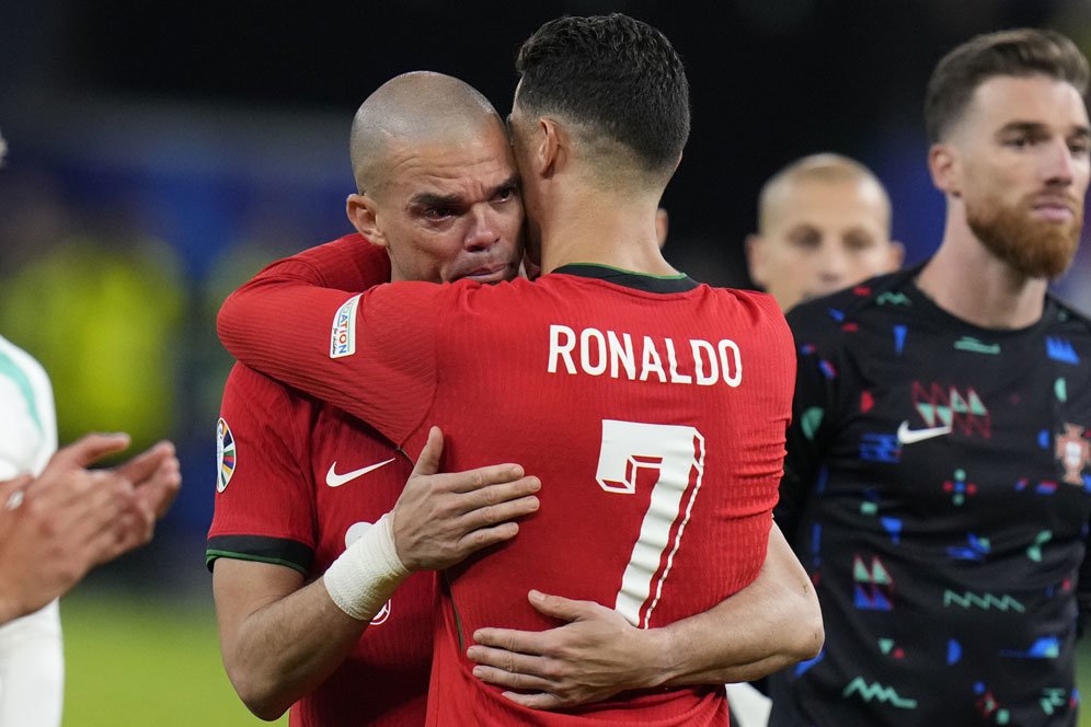 Penghormatan Cristiano Ronaldo untuk Pepe: Terima Kasih dan Respek, Sahabat! Penghormatan Cristiano Ronaldo untuk Pepe: Terima Kasih dan Respek, Sahabat!