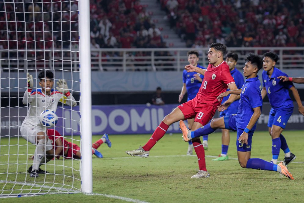 Momen-momen Menarik Thailand vs Indonesia U-19: Jens Raven Nyekor Lagi, Tiang 2 Kali Selamatkan Indonesia Momen-momen Menarik Thailand vs Indonesia U-19: Jens Raven Nyekor Lagi, Tiang 2 Kali Selamatkan Indonesia