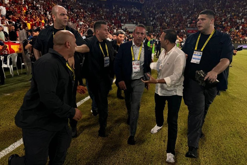 Horor! Presiden Fenerbahce Diserang Fans Lawan, Tim Jose Mourinho Buang Keunggulan 2 Gol Horor! Presiden Fenerbahce Diserang Fans Lawan, Tim Jose Mourinho Buang Keunggulan 2 Gol