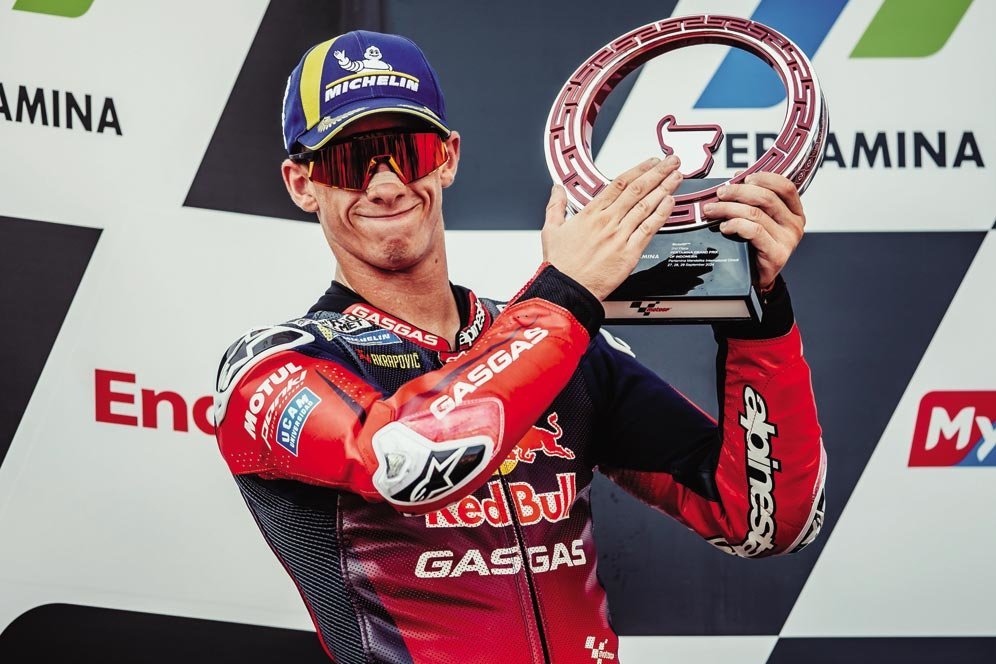 Taati Aturan Indonesia, Ini Alasan Pedro Acosta Tak Semprot Prosecco di Podium MotoGP Mandalika 2024 Taati Aturan Indonesia, Ini Alasan Pedro Acosta Tak Semprot Prosecco di Podium MotoGP Mandalika 2024