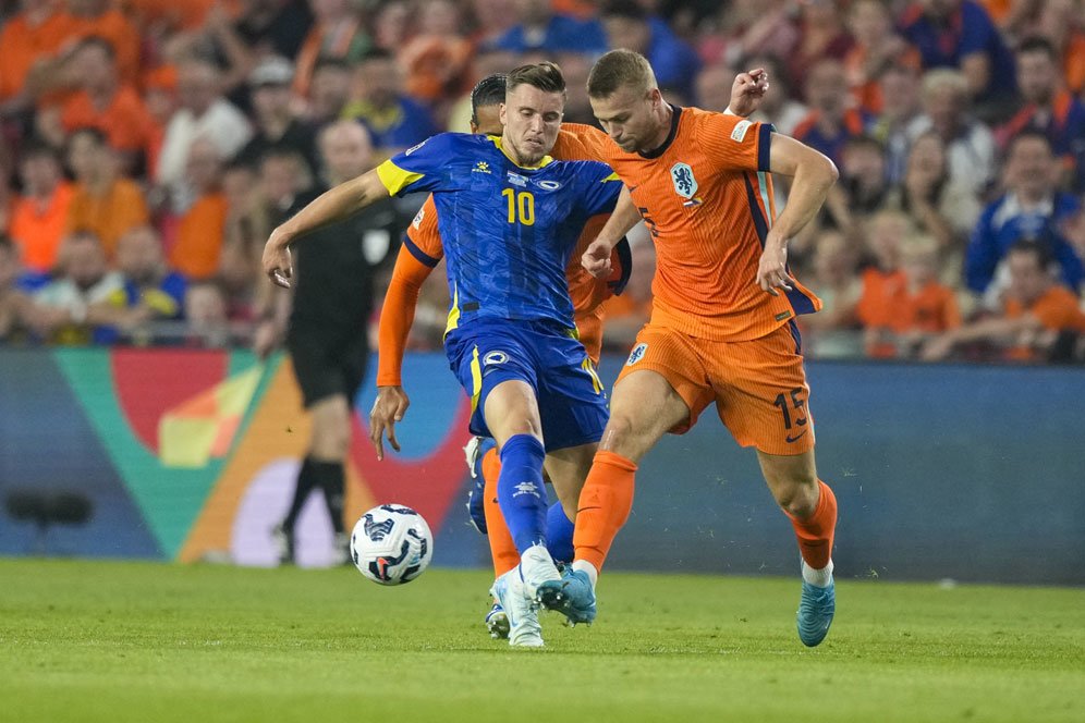 Bikin Blunder Lagi, Matthijs De Ligt Kena Omel dari Virgil van Dijk Bikin Blunder Lagi, Matthijs De Ligt Kena Omel dari Virgil van Dijk