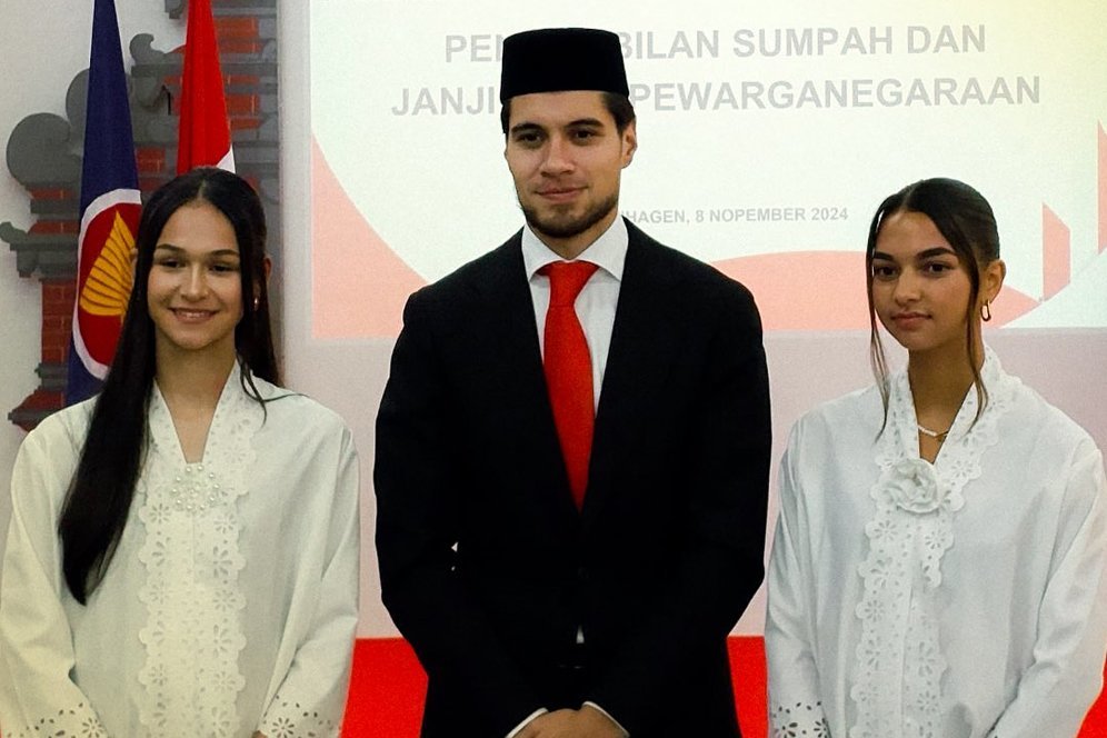 Betapa Anggunnya Noa Leatomu dan Estella Loupatty dengan Kebaya dan Batik Saat Jalani Sumpah WNI Betapa Anggunnya Noa Leatomu dan Estella Loupatty dengan Kebaya dan Batik Saat Jalani Sumpah WNI