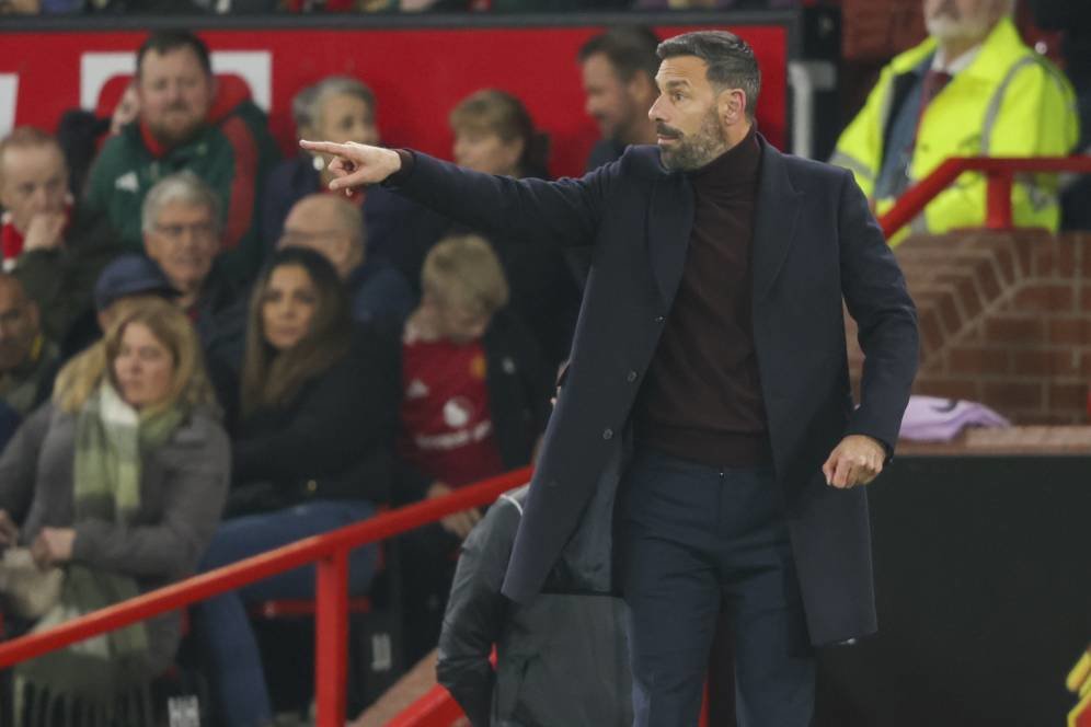 Apakah Van Nistelrooy Berminat Jadi Manajer Man United? Apakah Van Nistelrooy Berminat Jadi Manajer Man United?