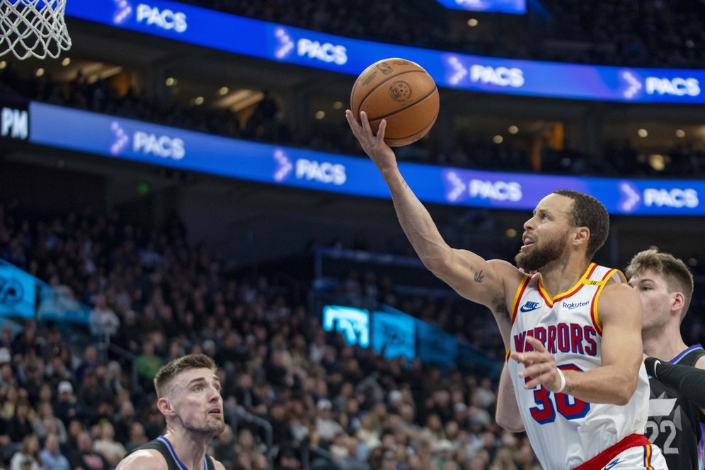 Kemenangan Mengejutkan! Jazz Tumbangkan Warriors 131-128 Kemenangan Mengejutkan! Jazz Tumbangkan Warriors 131-128