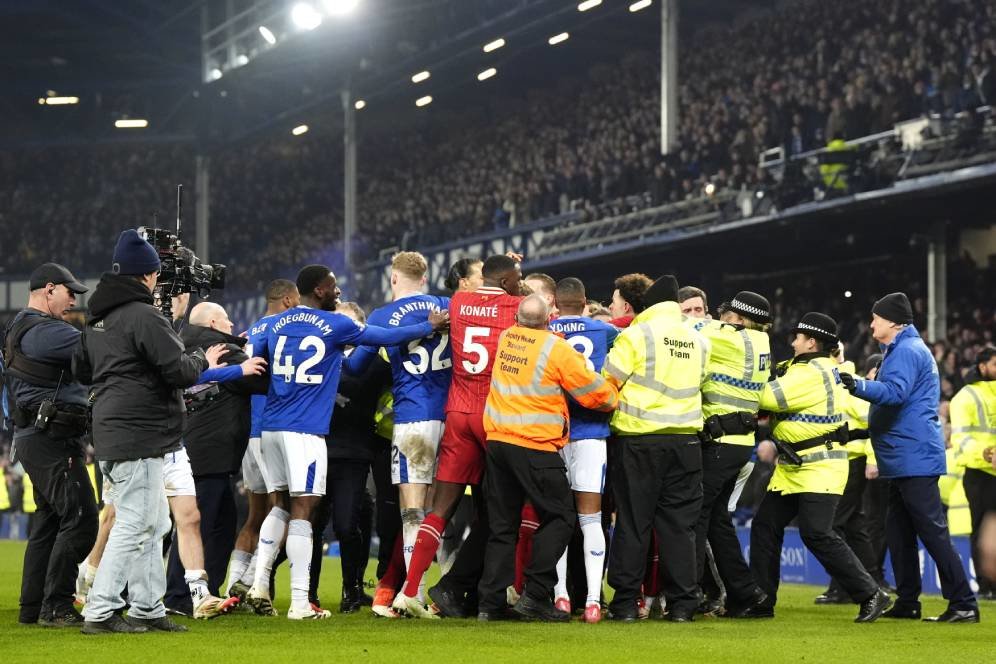 Derby Merseyside Memanas: Van Dijk Tuding Doucoure Jadi Biang Kerok Kericuhan! Derby Merseyside Memanas: Van Dijk Tuding Doucoure Jadi Biang Kerok Kericuhan!