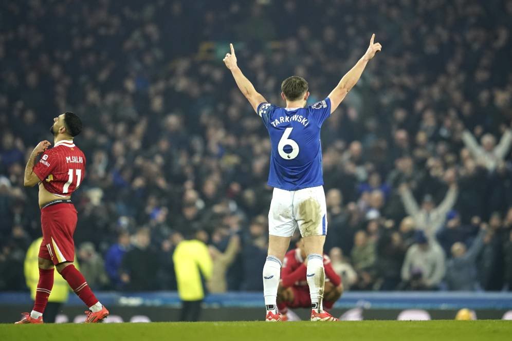 Kontroversi VAR Warnai Gol Penyeimbang Everton di Derby Merseyside: Harusnya Dianulir? Kontroversi VAR Warnai Gol Penyeimbang Everton di Derby Merseyside: Harusnya Dianulir?