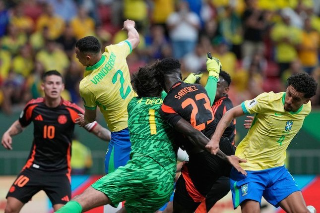 Doa Van Dijk untuk Alisson Becker Doa Van Dijk untuk Alisson Becker