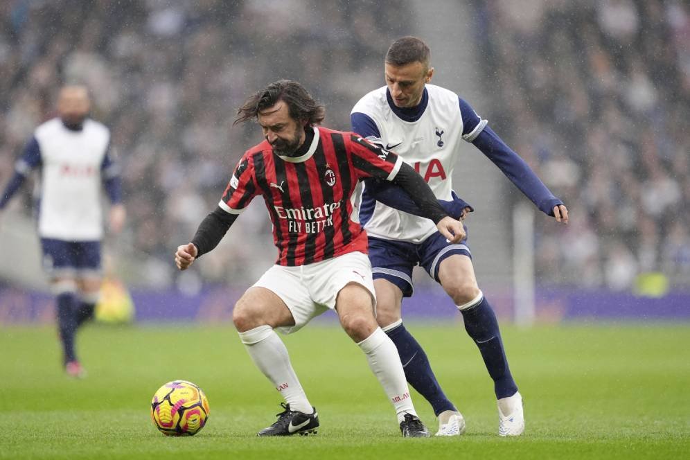Andrea Pirlo Masih Punya Sentuhan Ajaib! Bikin Gol Tendangan Bebas untuk Milan Andrea Pirlo Masih Punya Sentuhan Ajaib! Bikin Gol Tendangan Bebas untuk Milan