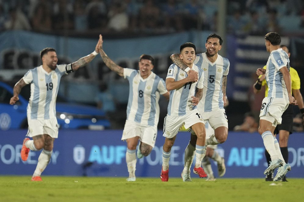 Hasil Uruguay vs Argentina: Tanpa Lionel Messi, La Albiceleste Menang Berkat Gol Thiago Almada Hasil Uruguay vs Argentina: Tanpa Lionel Messi, La Albiceleste Menang Berkat Gol Thiago Almada