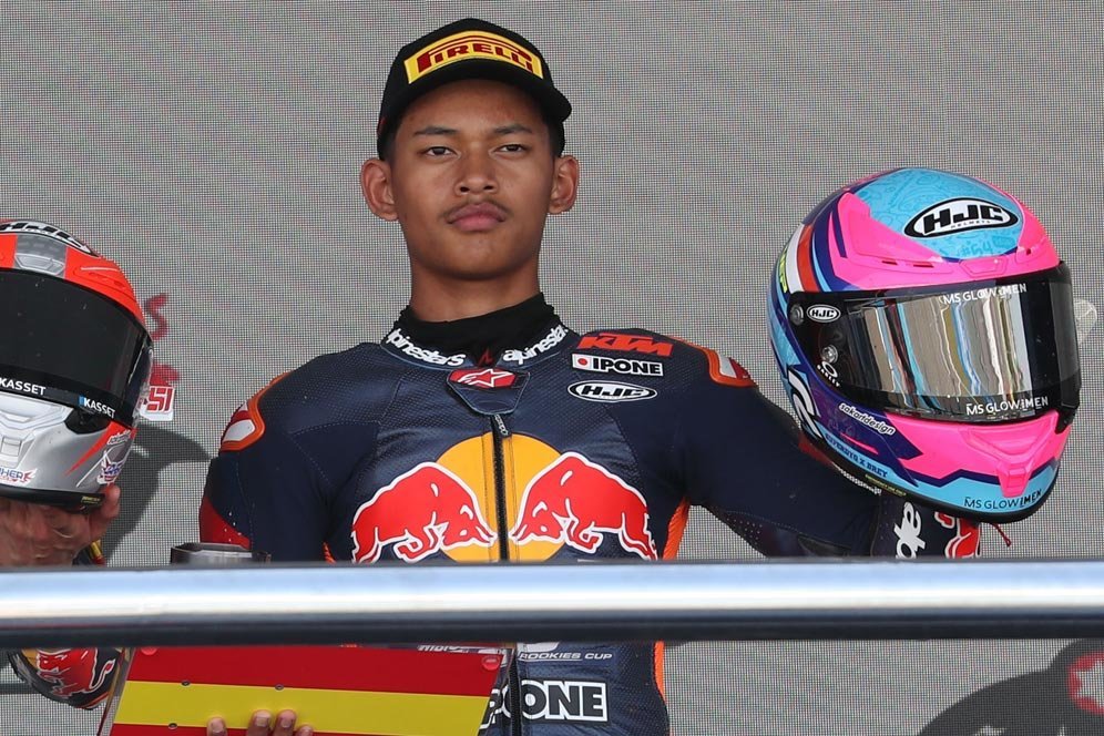 18 Rider Sengit Sejak Start, Veda Ega Pratama Lega Rebut Kemenangan Perdana di Race 1 Red Bull Rookies Cup Italia 2025 18 Rider Sengit Sejak Start, Veda Ega Pratama Lega Rebut Kemenangan Perdana di Race 1 Red Bull Rookies Cup Italia 2025