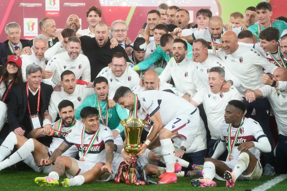 Unggahan Mantan Kapten AC Milan Davide Calabria di Media Sosial Usai Juara Coppa Italia Bersama Bologna Unggahan Mantan Kapten AC Milan Davide Calabria di Media Sosial Usai Juara Coppa Italia Bersama Bologna