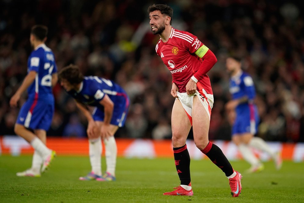 Bukan Sekadar Kapten: Menguak Peran Krusial Bruno Fernandes yang Mencegah MU Terjun Bebas Bukan Sekadar Kapten: Menguak Peran Krusial Bruno Fernandes yang Mencegah MU Terjun Bebas