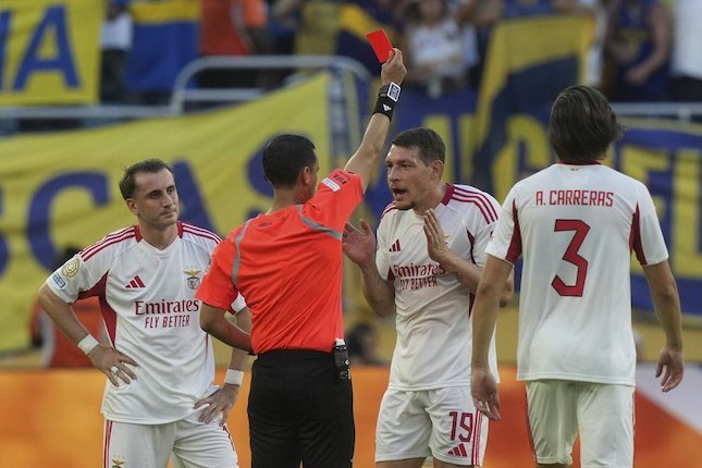 Jalannya Pertandingan: Kejar-Mengejar Gol dan Kartu Merah Jalannya Pertandingan: Kejar-Mengejar Gol dan Kartu Merah