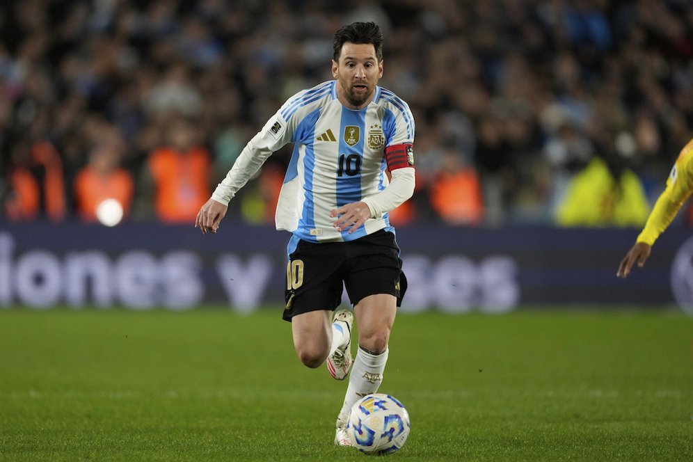 7 Pemain yang Pernah Disejajarkan dengan Lionel Messi, Realitanya Jauh Berbeda 7 Pemain yang Pernah Disejajarkan dengan Lionel Messi, Realitanya Jauh Berbeda