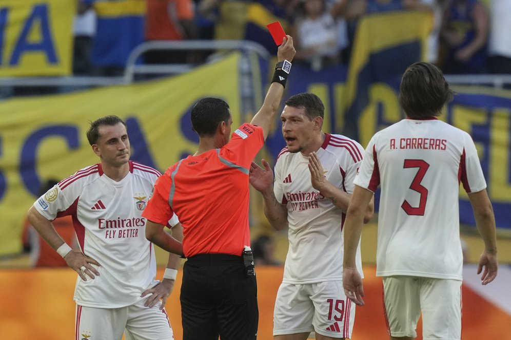 Aksi Nyeleneh Wasit di Piala Dunia Antarklub 2025: Keluarkan Kartu Remi di Laga Boca Juniors vs Benfica?