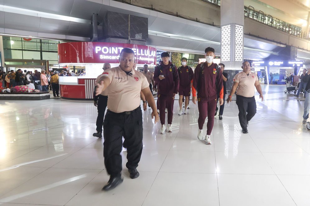 Viral Video Diduga Timnas China Merokok di Bandara: Apakah Bisa Pengaruhi Performa Pemain? Viral Video Diduga Timnas China Merokok di Bandara: Apakah Bisa Pengaruhi Performa Pemain?