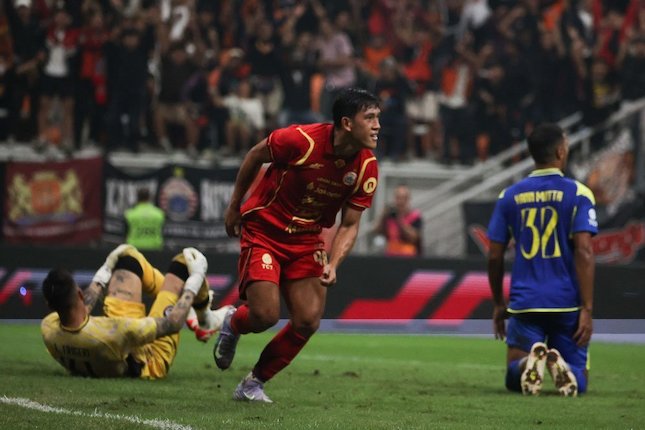 Tak Berkutik Dibantai Tiga Gol Tak Berkutik Dibantai Tiga Gol