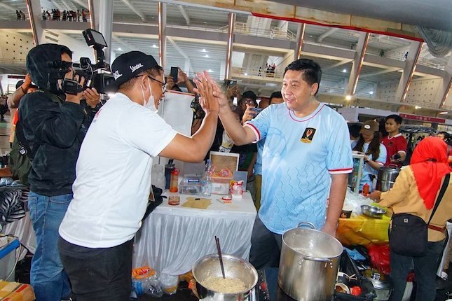 Lebih dari Trofi, Ini Tentang Rakyat Lebih dari Trofi, Ini Tentang Rakyat