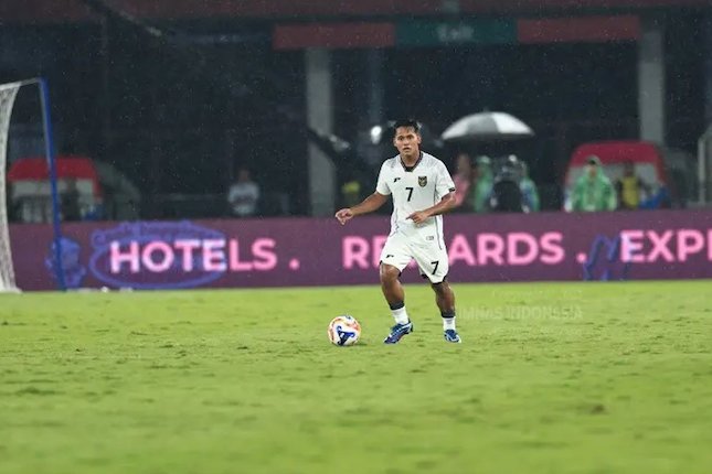 Komposisi Pemain di Lini Tengah Komposisi Pemain di Lini Tengah