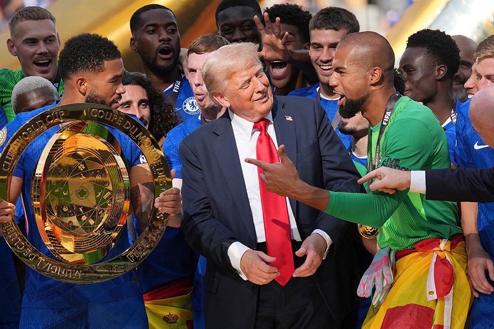 Donald Trump Simpan Trofi Asli Piala Dunia Antarklub di Oval Office, Chelsea Cuma Dapat Replika