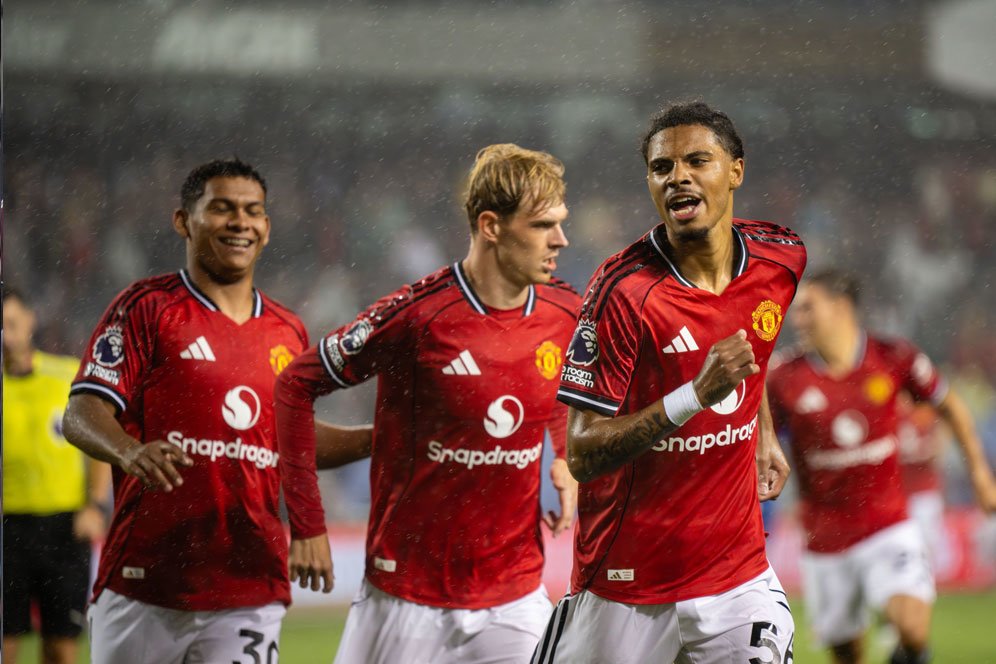 Cetak Gol Debut di Tim Utama MU, Wonderkid Ini 'Terbang' ke Langit Ketujuh