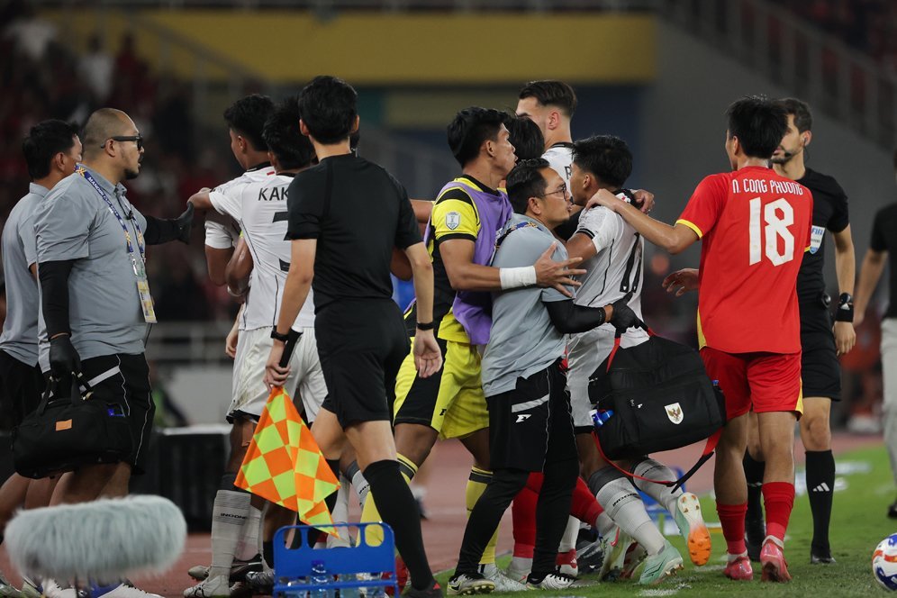 Momen-momen Menarik Vietnam vs Indonesia U-23: Arjuna Disikut, Provokasi Nyeleneh ke Kakang, Keributan Pecah Dua Kali Momen-momen Menarik Vietnam vs Indonesia U-23: Arjuna Disikut, Provokasi Nyeleneh ke Kakang, Keributan Pecah Dua Kali
