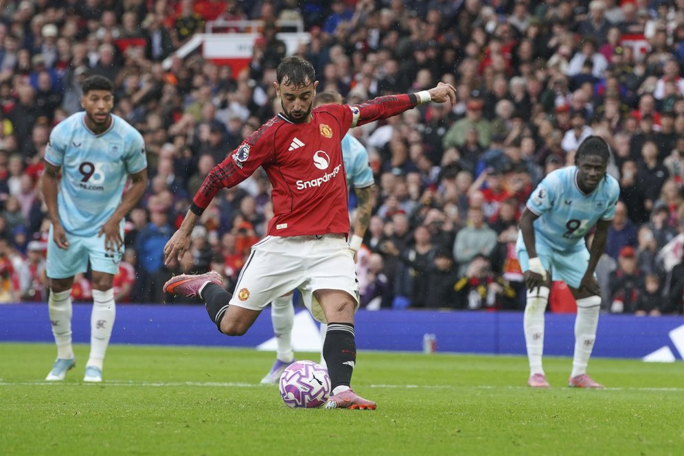 MU vs Burnley: VAR yang Kontroversial, Penalti di Pengujung Laga, dan Fans yang Meradang MU vs Burnley: VAR yang Kontroversial, Penalti di Pengujung Laga, dan Fans yang Meradang