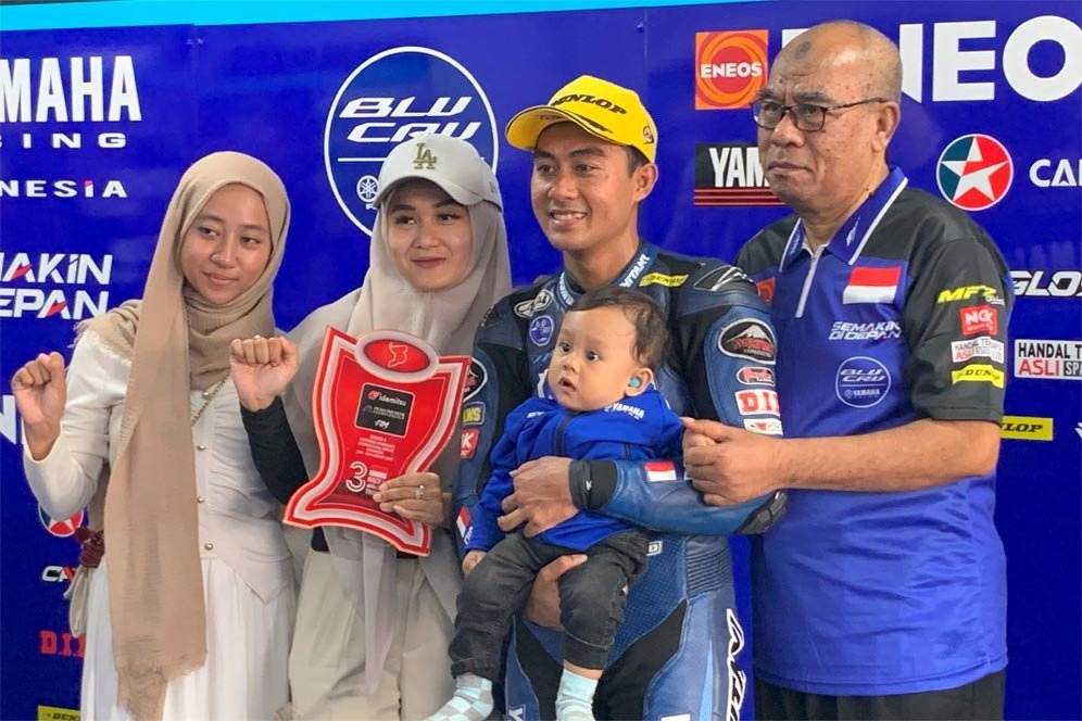 M Faerozi Emosional Raih Podium Perdana di SS600 ARRC 2025, Trofi yang Sudah Dinanti Mendiang Ibunda di Mandalika