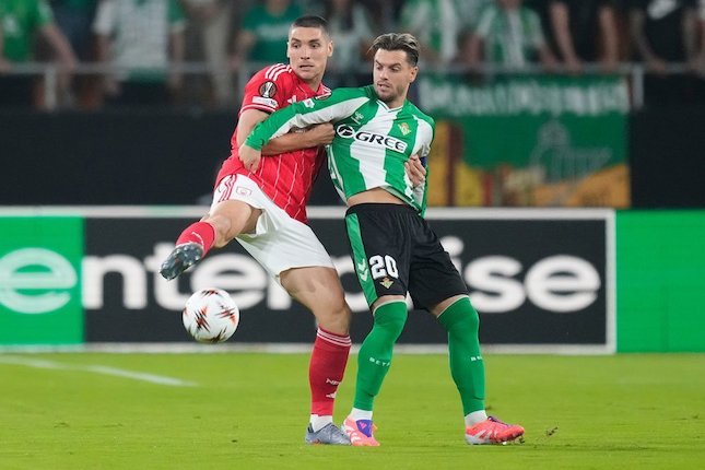 Bek Tengah: Nikola Milenkovic Bek Tengah: Nikola Milenkovic