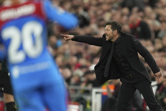 Simeone Geger dengan Pendukung Liverpool
