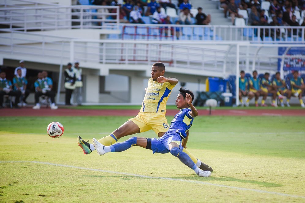 Hasil Arema FC vs Persib Bandung: Diwarnai Kartu Merah Bek Timnas Irak, Pangeran Biru Menang di Kanjuruhan Hasil Arema FC vs Persib Bandung: Diwarnai Kartu Merah Bek Timnas Irak, Pangeran Biru Menang di Kanjuruhan