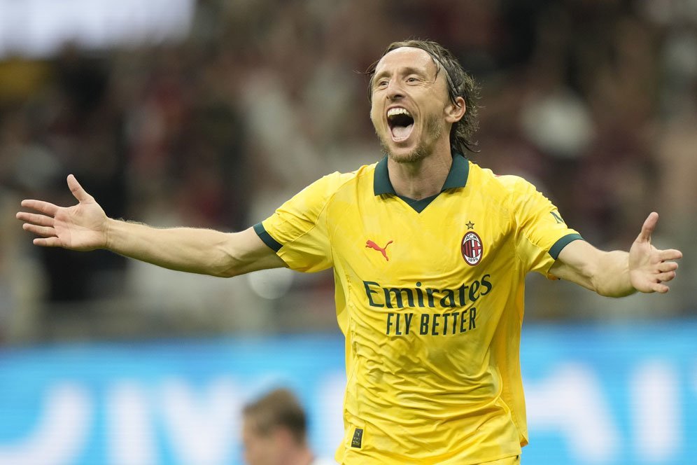 Luka Modric Tampil Bak Andrea Pirlo di Lini Tengah AC Milan
