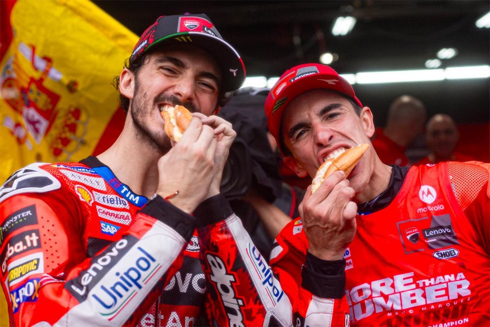 Momen Kocak Pecco Bagnaia Ajak Marc Marquez Makan Hot Dog Bareng untuk Rayakan Gelar Dunia
