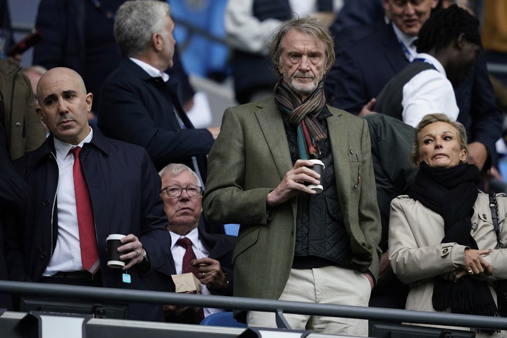 Ekspresi tak Terduga Sir Jim Ratcliffe Jadi Sorotan Usai MU Dibantai Man City: Kalah 0-3, Tapi Senyum di Depan Kamera! Ekspresi tak Terduga Sir Jim Ratcliffe Jadi Sorotan Usai MU Dibantai Man City: Kalah 0-3, Tapi Senyum di Depan Kamera!