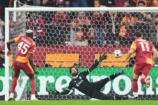 Alisson Becker Masih Absen Lama