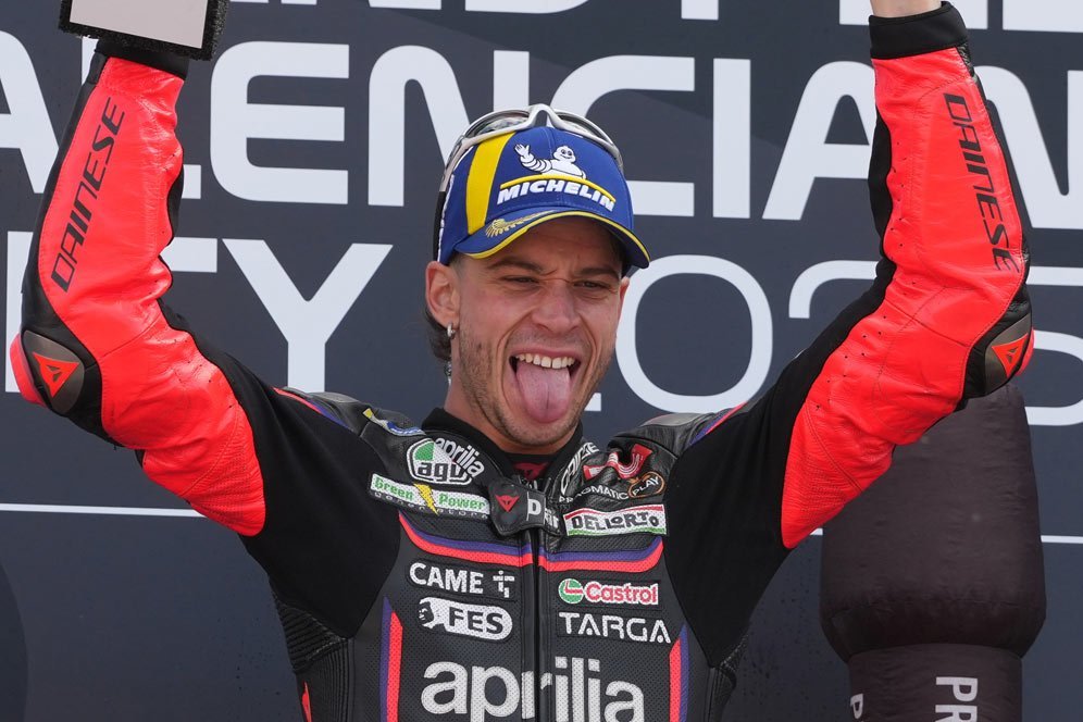 Makna di Balik Selebrasi Marco Bezzecchi Ajak Aprilia 'Nikah', Bakal Dapat Hadiah Motor Usai 3 Kali Menang Makna di Balik Selebrasi Marco Bezzecchi Ajak Aprilia 'Nikah', Bakal Dapat Hadiah Motor Usai 3 Kali Menang