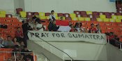 Pesan Kemanusiaan Suporter Timnas Indonesia U-22, Bentangkan Spanduk 'Pray for Sumatra' di SEA Games 2025 Pesan Kemanusiaan Suporter Timnas Indonesia U-22, Bentangkan Spanduk 'Pray for Sumatra' di SEA Games 2025