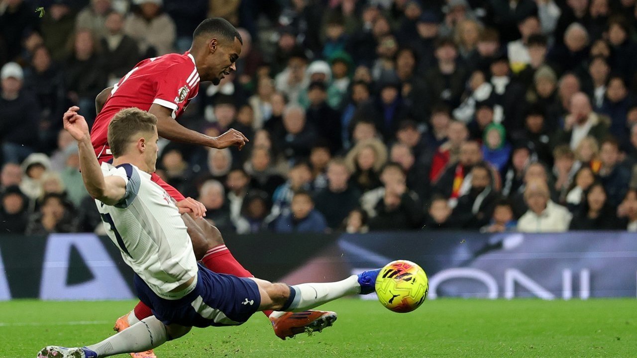 Isak Cedera Parah Usai Tekel Van de Ven di Laga Tottenham vs Liverpool, Eks Chelsea Ini Ikut Emosi: Harus Dihukum! Isak Cedera Parah Usai Tekel Van de Ven di Laga Tottenham vs Liverpool, Eks Chelsea Ini Ikut Emosi: Harus Dihukum!