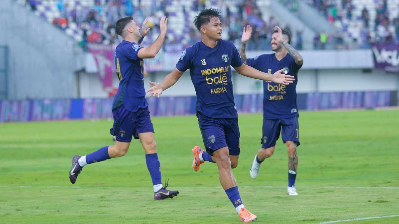 Galeri Foto: Momen Indah Detik-Detik Gol Salto Hokky Caraka ke Gawang Persik Kediri