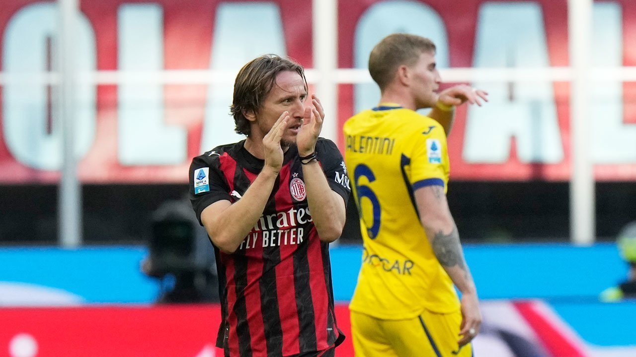 Bagaimana AC Milan Membongkar Blok Rendah Verona: Analisis Taktik dari Kemenangan 3-0 di San Siro