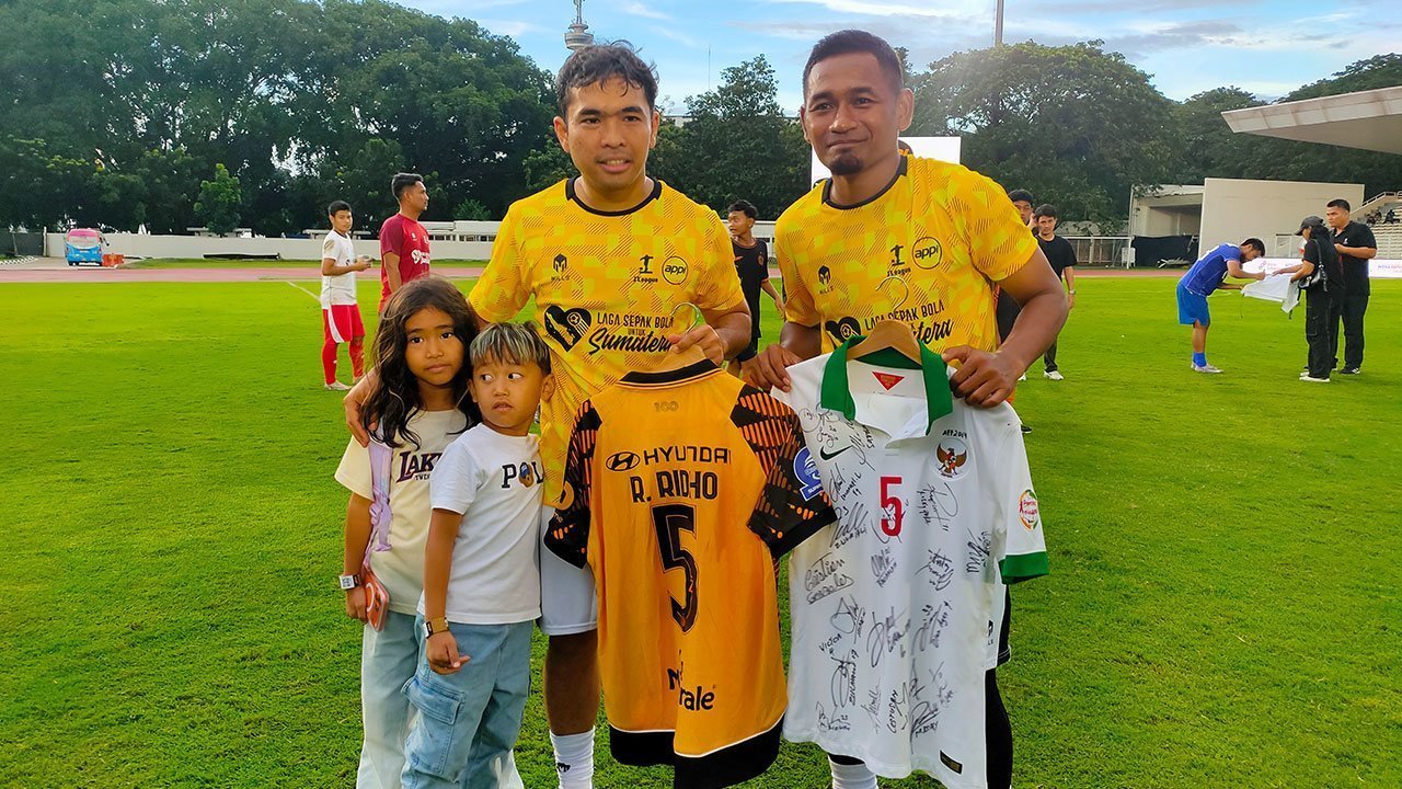 Laku Rp100 Juta! Ramdani Lestaluhu Rela Lepas Jersey Debut Timnas demi Korban Bencana Sumatra Laku Rp100 Juta! Ramdani Lestaluhu Rela Lepas Jersey Debut Timnas demi Korban Bencana Sumatra