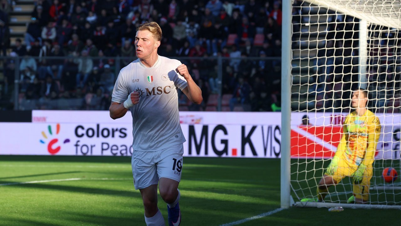 Rasmus Hojlund Terlalu OP di Napoli, Tapi Conte Malah Merendah: Kami Belum Selevel Inter dan Milan Rasmus Hojlund Terlalu OP di Napoli, Tapi Conte Malah Merendah: Kami Belum Selevel Inter dan Milan