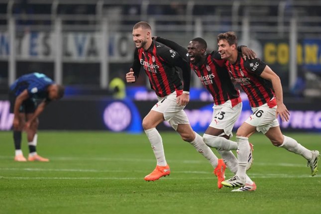 Trio Paten Milan di Belakang Trio Paten Milan di Belakang